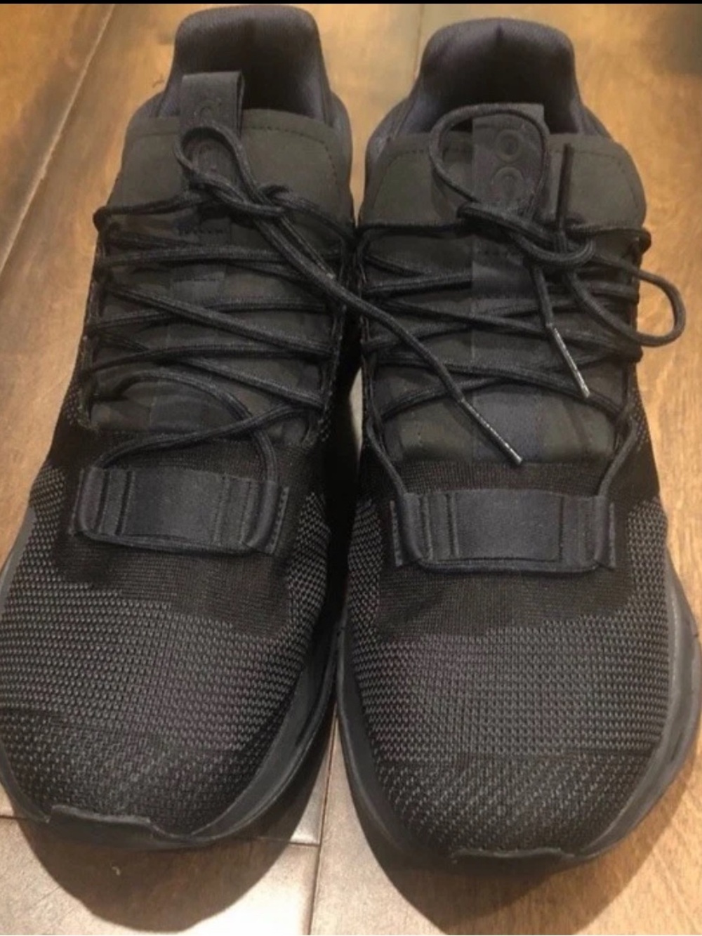 Men’s CLOUDNOVA2 sneakers very gently used, Size US M 10
